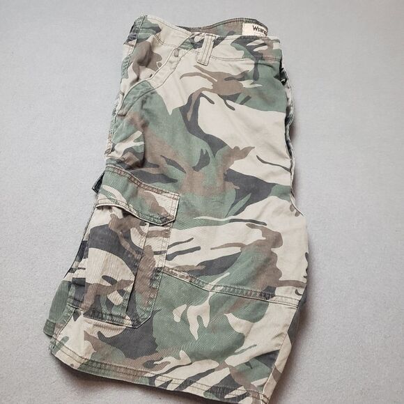WRANGLER  Camo Cargo Shorts AUTHENTICS ▪︎ Camo Cargo Shorts▪︎ Pockets ▪︎ Size 42 - Picture 3 of 10